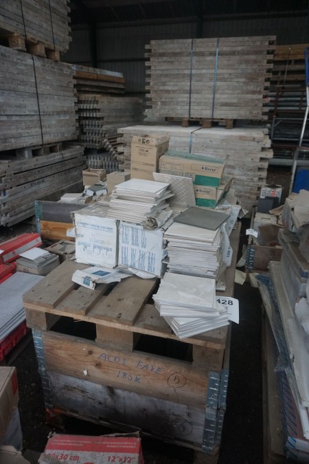 2 pallets with various clinkers/tiles