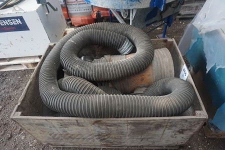 Pallet with various extraction hoses