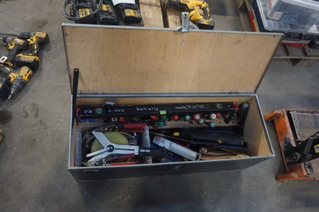Værktøjskasse i træ med indhold af diverse værktøjer 