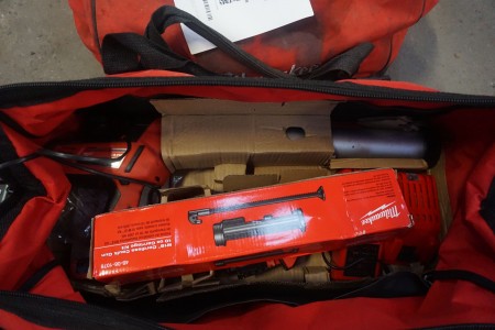 2 stk. milwaukee tasker med indhold af fugepistol & faldsikringer