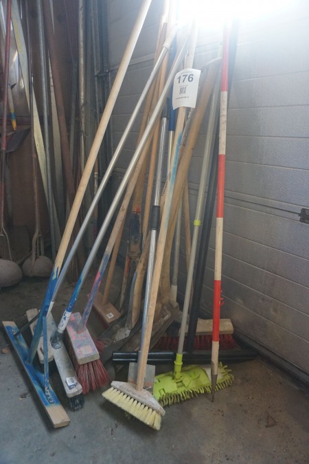 Large batch of mixed hand tools