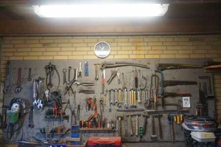 Werkstatttafel mit Inhalt verschiedener Handwerkzeuge