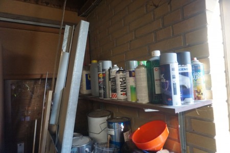 Contents in corner of various paint products, oil products, etc.
