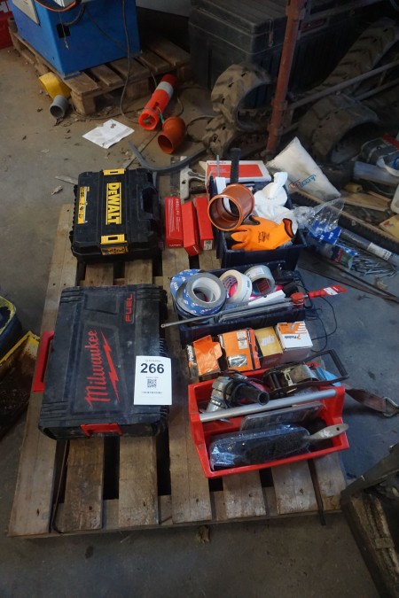 Contents on pallet of impact screwdriver, various construction articles, etc.