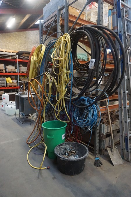 Contents on the gable of various hoses, cables, etc.