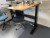 Hæve-/Sænkebord inkl. 2 stk. kontorstole