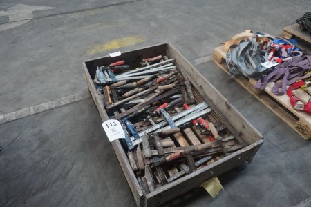 Pallet with various screw clamps