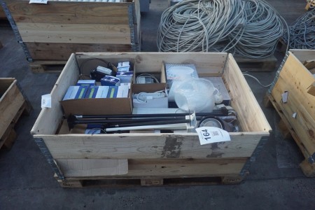 Pallet with various bulbs, spot lamps, etc.