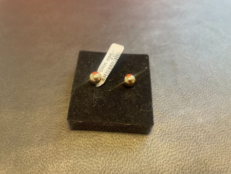 8 kt. Gold earrings, Scrouples