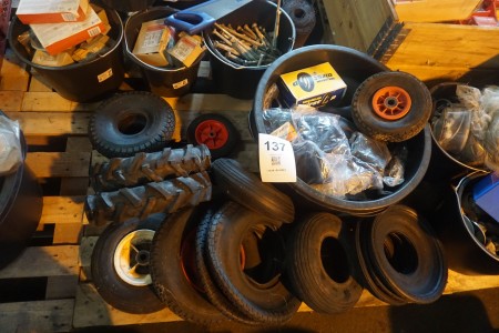 Palette mit verschiedenen Reifen und Rädern