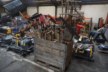 Large lot of garden/hand tools
