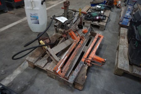 Various tile lifters, pliers, etc.