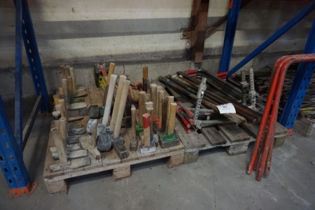 2 pallets with various hand tools