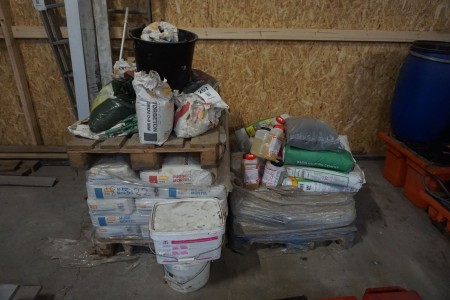 2 pallets with mixed mortar & cement