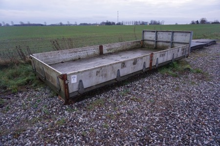 Detachable bed for lorry