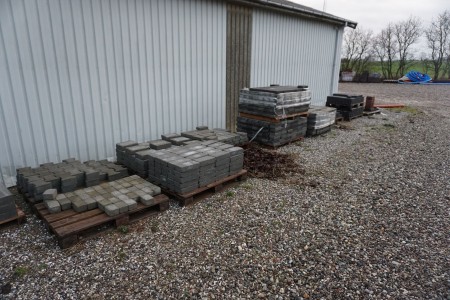 12 pallets with various outdoor tiles/stones