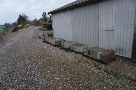 7 pallets with various curbstones & granite stones