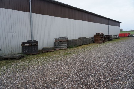 17 pallets with various outdoor tiles/stones, curbstones, granite stones, etc.