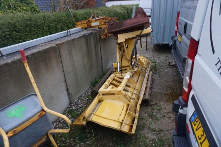 Snow plow with hydraulic tilt