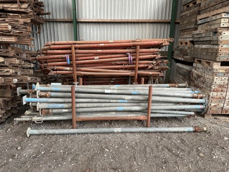 3 pallets with various soldiers