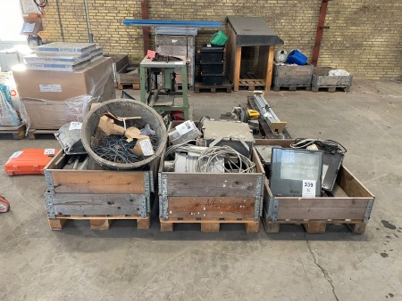 4 pallets with various work lamps, etc.
