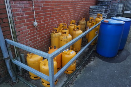 14 pcs. gas cylinders
