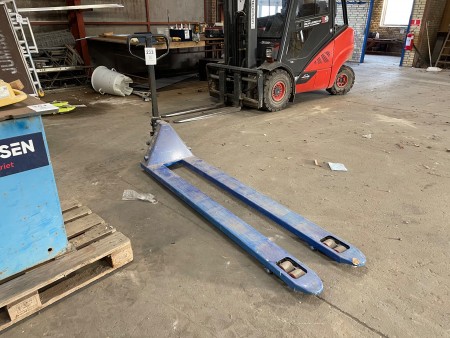 Pallet lifter with long forks, NH