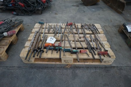 Pallet with various bits