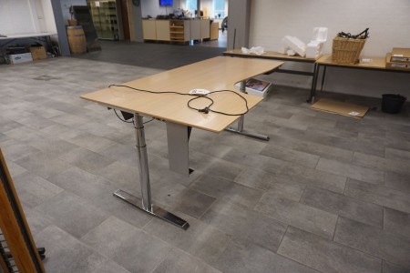 Height adjustable table