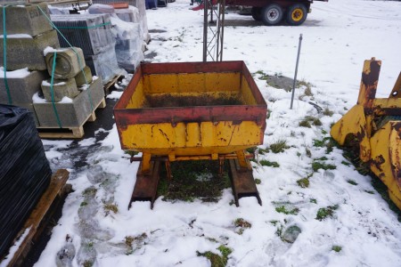 Salt/fertilizer spreader