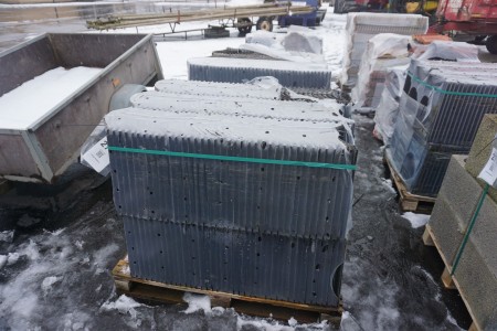 Pallet with roof tiles