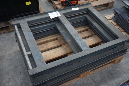 Various pull-out stools for pallet racking