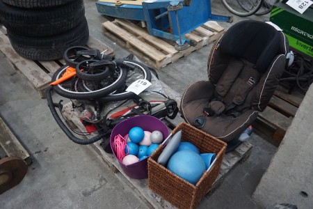 Kinderwagen, Kindersitz, Bälle usw.