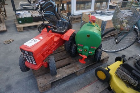Toy tractor with sprayer