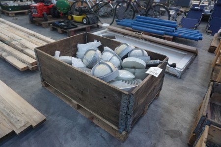 Pallet with various outdoor lamps