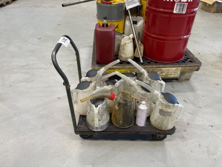 Rullevogn ned diverse oliebeholder 