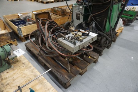 Cutting torch cart for oxygen and gas folds