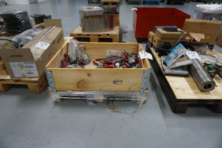 Pallet with various tensioning tools