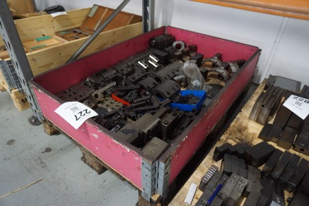 Pallet with various tensioners