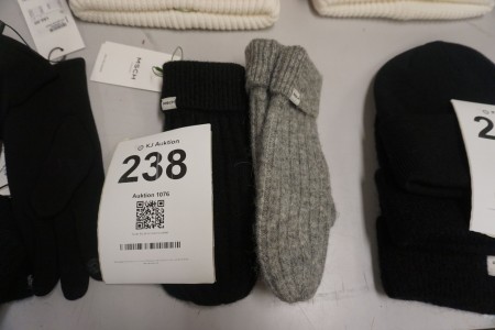 2 pairs of gloves, MSCH