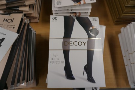 7 pairs of tights, Decoy
