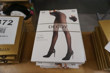 9 pairs of tights, Decoy