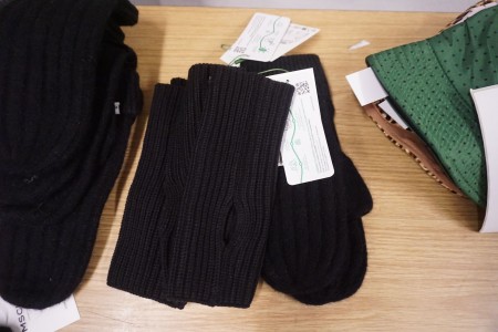 1 pair of mittens + 2 pairs of wrist warmers, MSCH