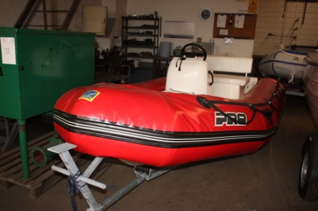 Inflatable boat, Zodiac 470 Pro. Double seat and steering console. Dimensions: L: 4,70 m x B: 2,00 m x KG: 300 kg. Trolley