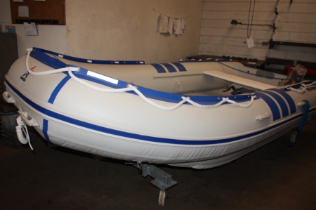 Inflatable boat, unused, Lodestar, model TMALU 4.3. Max. 10 people. Trolley