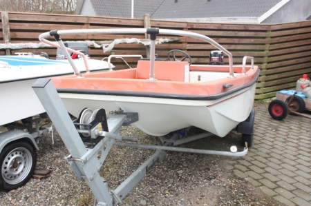 Used dinghy, steering console, LxW: 4.00 mx 1.6 m boat engine: 1997 Mercury 25 HP (with electric start). 2002 Brenderup boat trailer, 500 kg. Hand winch. Reg No JK 9481. Licence plate not included.