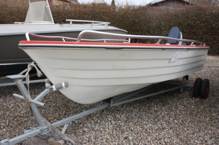 Used dinghy. Finn Camp 410. Steering Console. Outboard Motor, Yamaha 30, 3 cylinder. Autolube. Power start. Dimensions: L: 4.20 mx W: 1.65 m x KG: 950 kg with motor. Trolley
