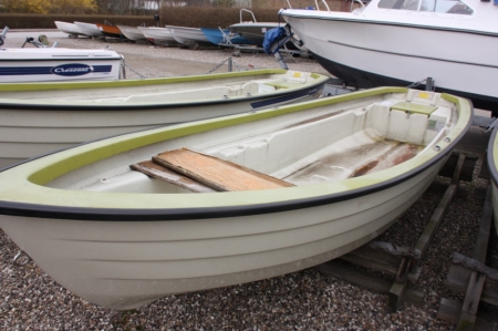 Used power boat, Crescent 444 Rodd. LxBxKG: 4.44 x 1.42 x 110 kg.