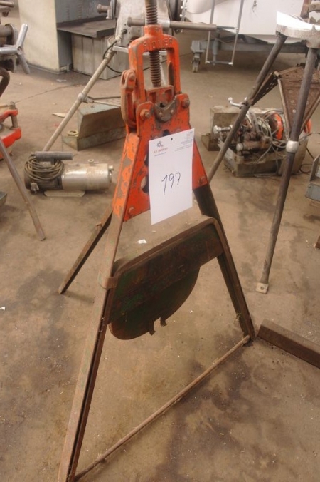 Collapsible stand with pipe vice