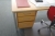Hjørneskrivebord + skuffesektion + reoler med hylder og skab med jalusilåger + billed